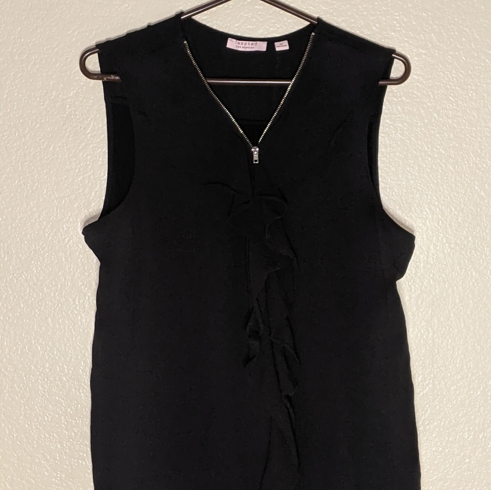 Black no sleeve blouse w/ a half zip up